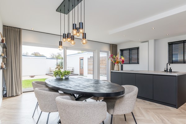 Foto - Verkocht onder voorbehoud: Instapklare gemoderniseerde geschakelde 2 onder 1 kap woning  met aanbouw, open keuken, tuin en garage in Voerendaal